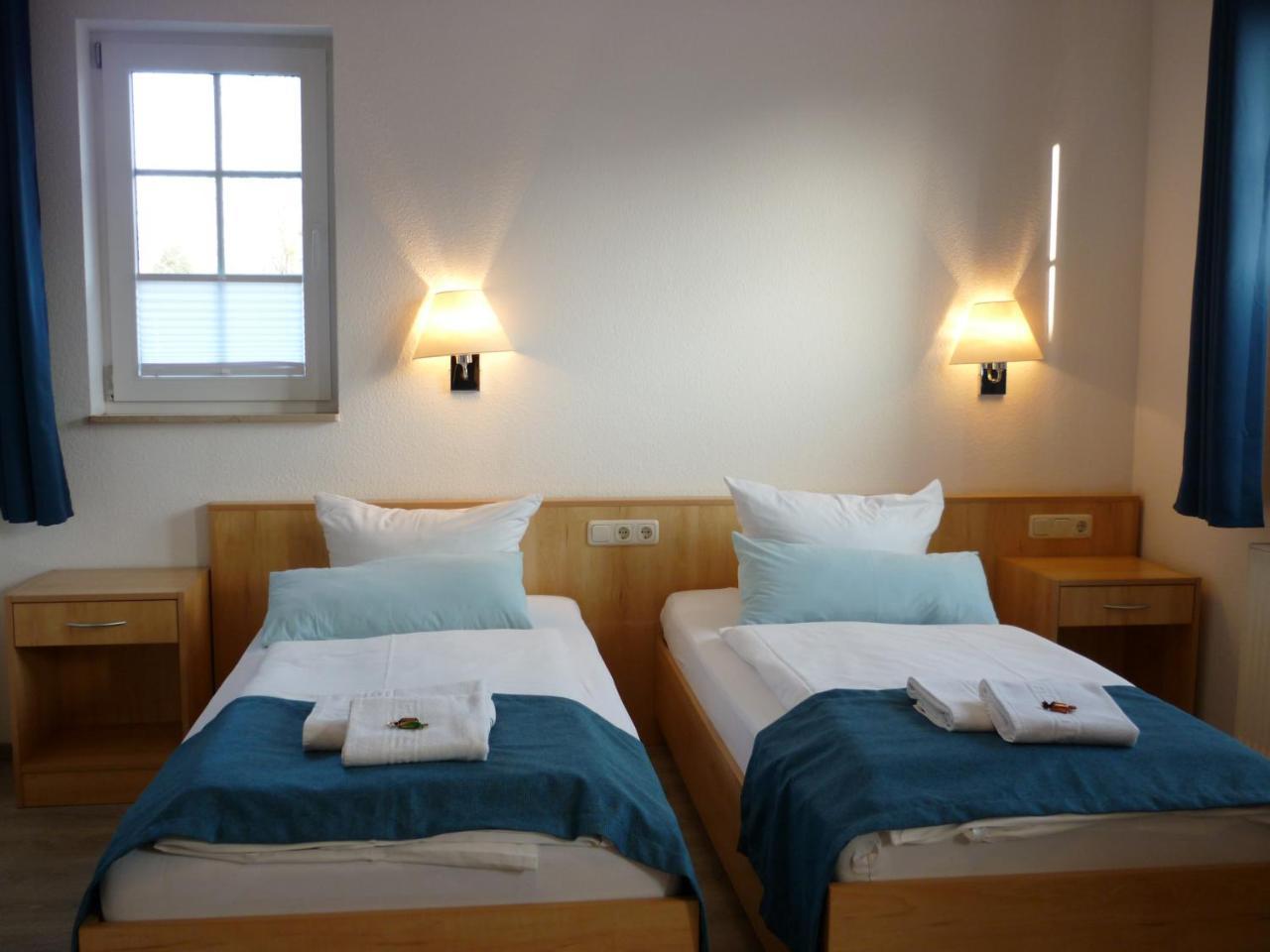Doppel-/Zweibettzimmer mit Bad